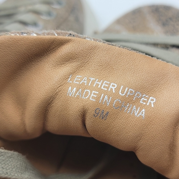 J Slides Roger Womens Round Toe Animal Print Sneakers Size 9.  S1154 - Picture 2 of 6